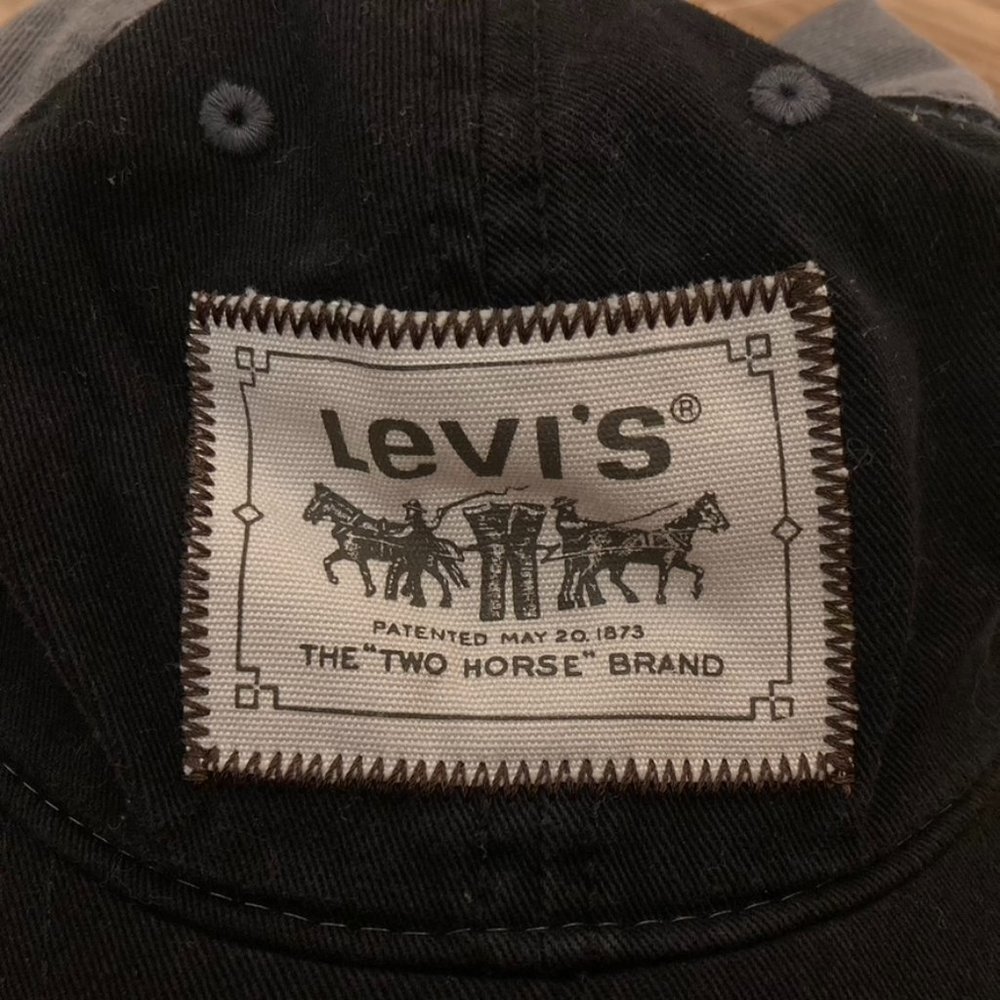 levi ajustable baseball hat with authentic levi patch and black and gray fabric.